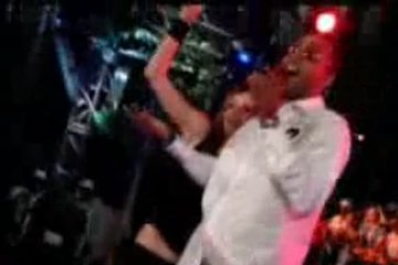 Avril Lavigne Shows Some Ass