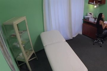 Fakehospital Doctors Talented Digits Make Milf Squirt Uncontrollably - Amateur Sex Video