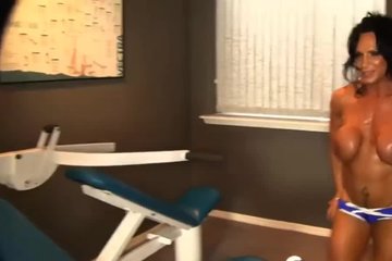 Oiled Female Body Builder Really Gets into Her Workout