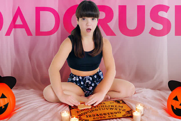 [DadCrush] Mochi Mona - A Spooky Presence