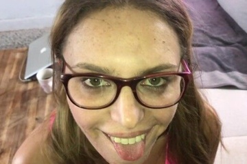 surprise par le voisin, elle le suce, se fait enculer et avale tout. Part1